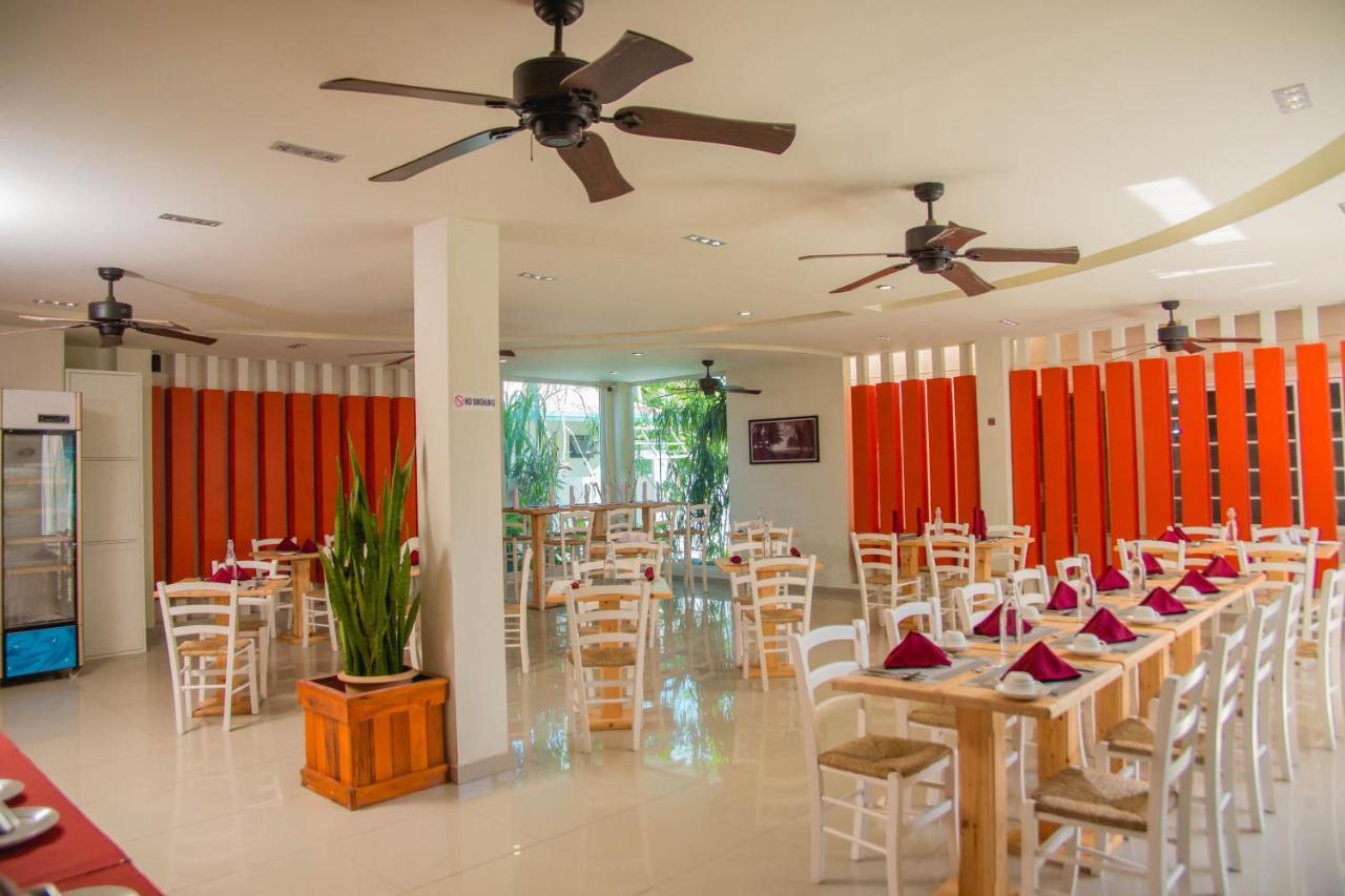 Reveries Maldives Gan  Bagian luar foto